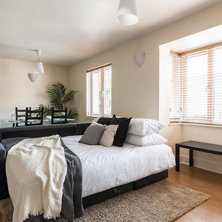 Spacious 2Br Flat - 2 Free Parking Spaces - Near Lgw Airport Crawley Kültér fotó