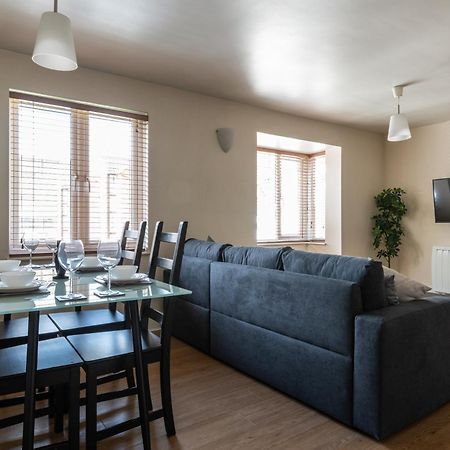 Spacious 2Br Flat - 2 Free Parking Spaces - Near Lgw Airport Crawley Kültér fotó