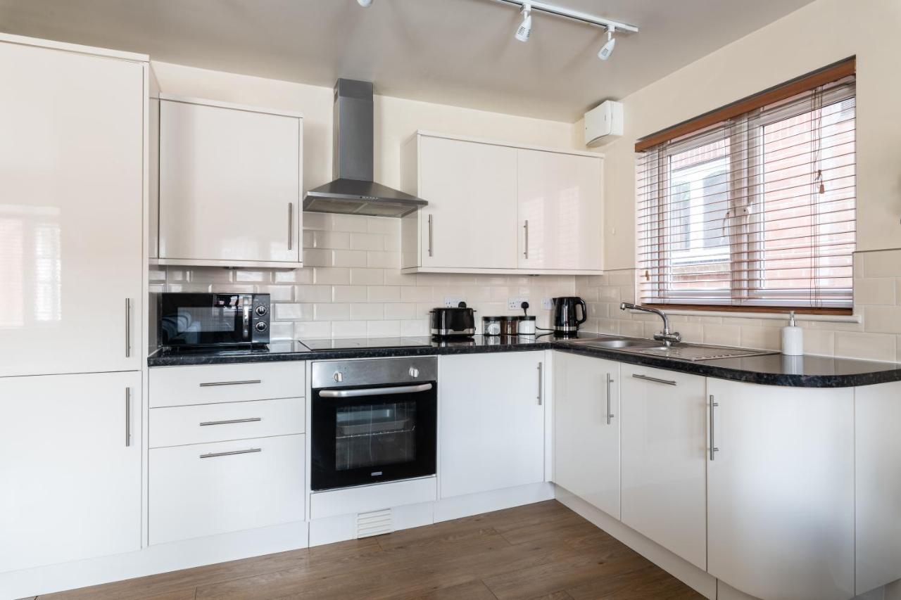 Spacious 2Br Flat - 2 Free Parking Spaces - Near Lgw Airport Crawley Kültér fotó