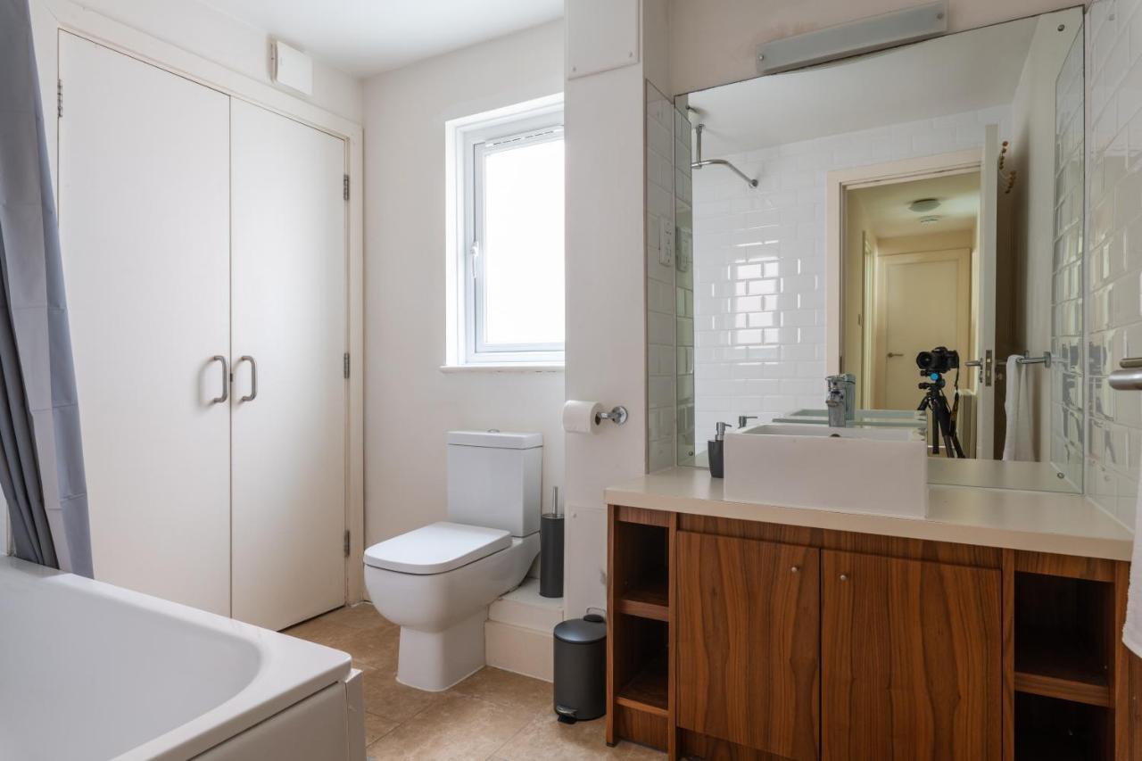 Spacious 2Br Flat - 2 Free Parking Spaces - Near Lgw Airport Crawley Kültér fotó