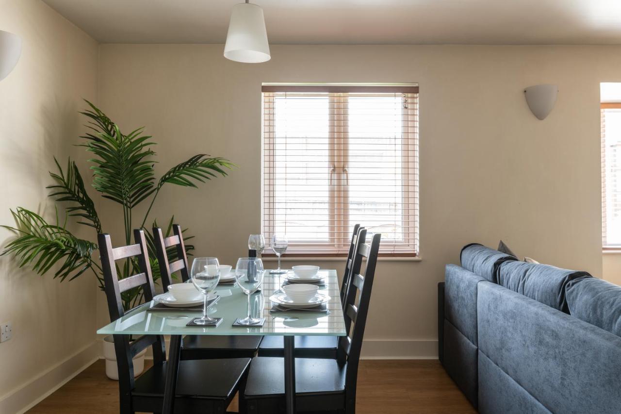 Spacious 2Br Flat - 2 Free Parking Spaces - Near Lgw Airport Crawley Kültér fotó