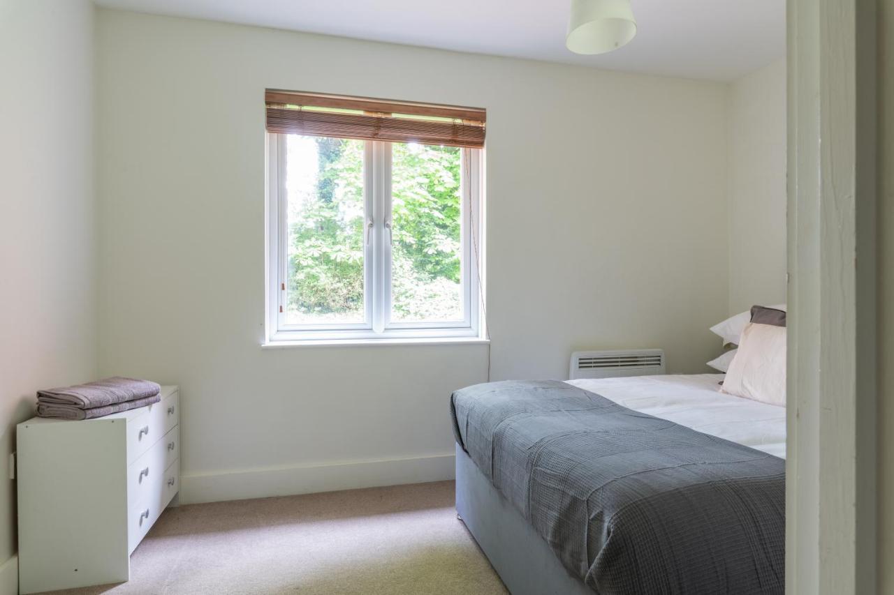 Spacious 2Br Flat - 2 Free Parking Spaces - Near Lgw Airport Crawley Kültér fotó